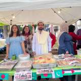 Quando arriviamo in largo Plebiscito vediamo una cinquantina di ragazzi che, dietro i banconi di alcuni stand, offrono specialit� quali tajine tunisini, bourak algerini e biryani pakistani